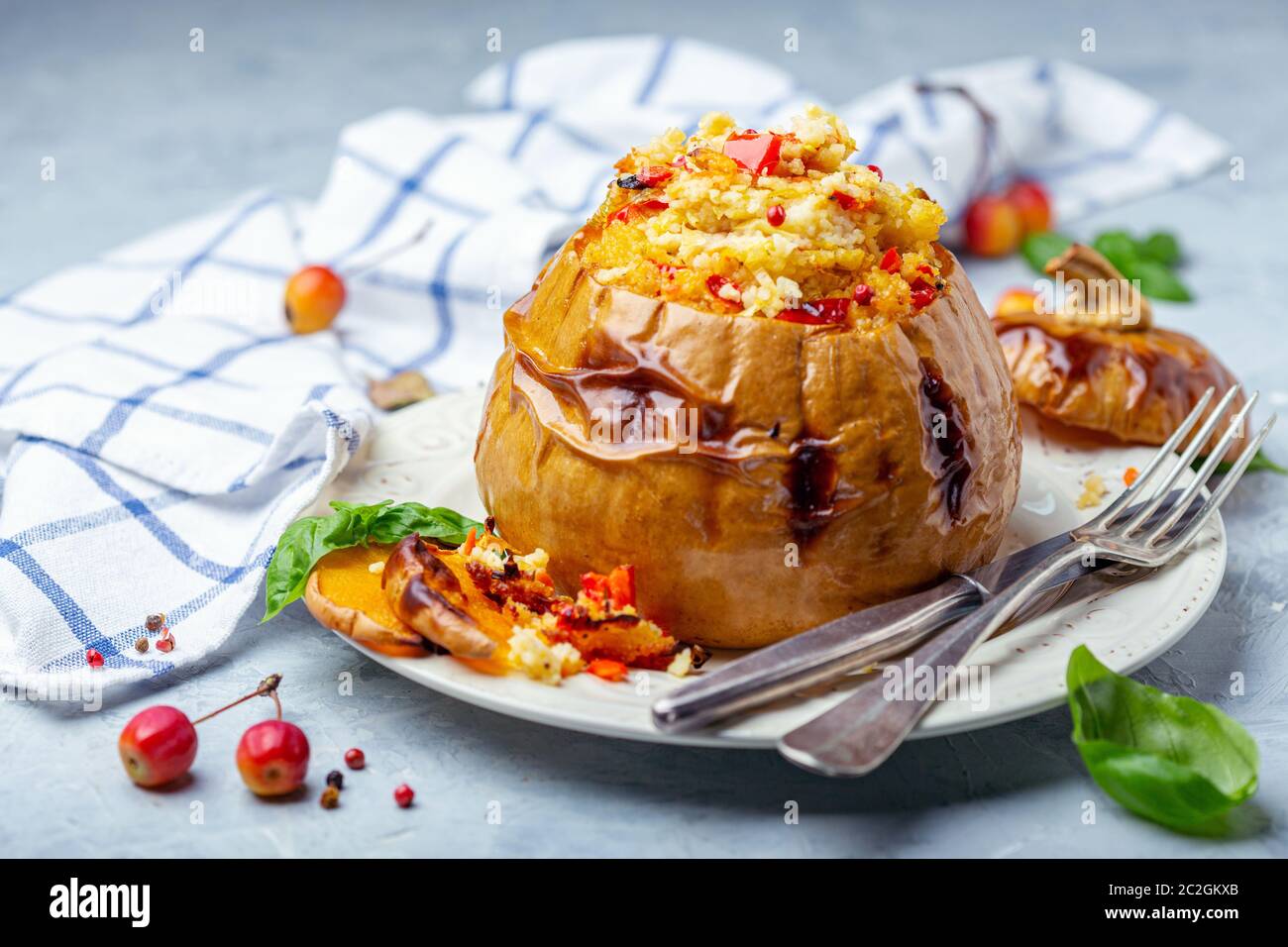 Zucca ripiena di couscous con verdure. Dieta sana. Foto Stock