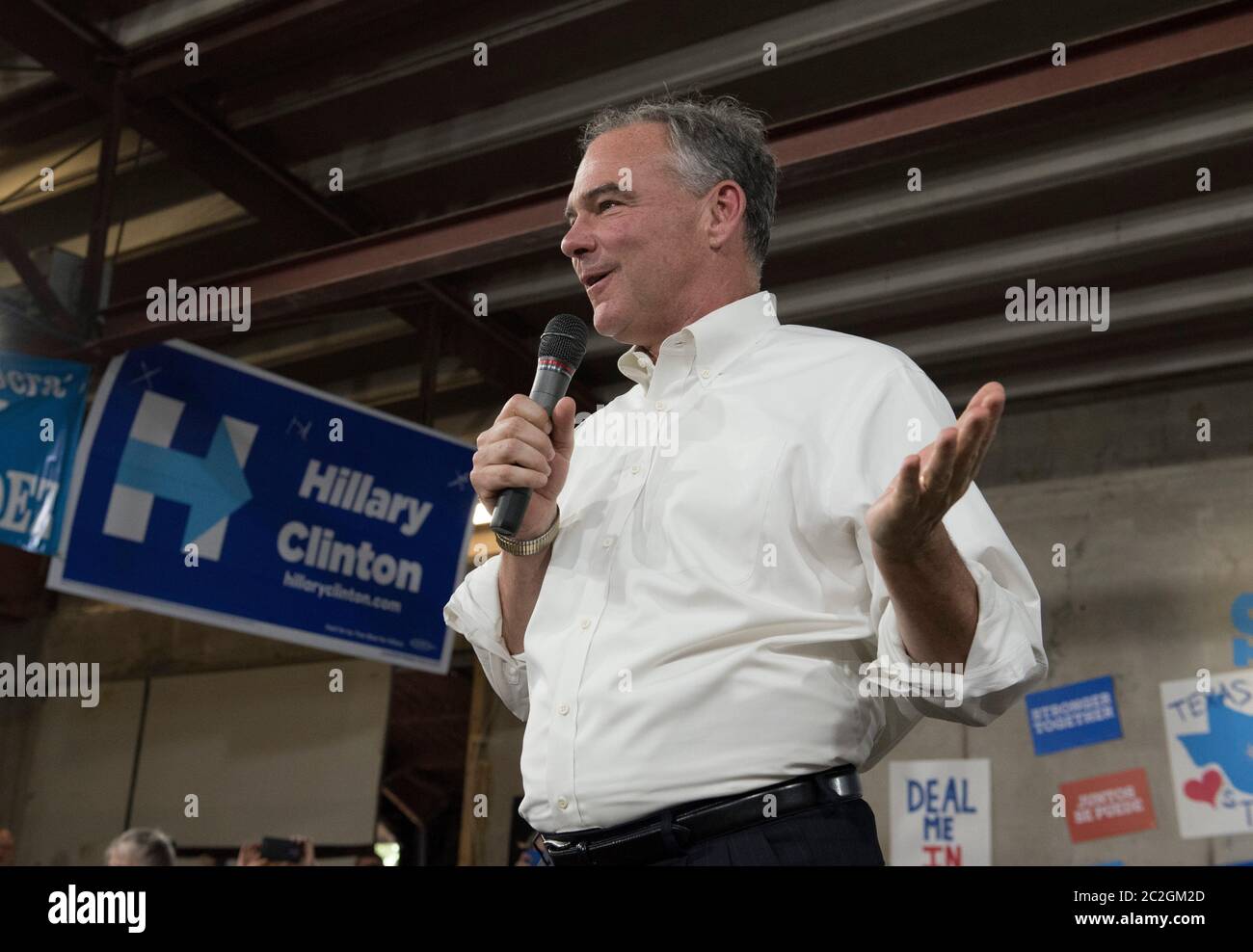 Austin, Texas USA, 9 agosto 2016: Il Sen. Tim Kaine, vice candidato democratico alle presidenziali, visita con i Texas Democratici presso una banca telefonica volontaria durante i suoi due giorni di raccolta fondi e campagna di swing attraverso il Texas. ©Bob Daemmrich Foto Stock