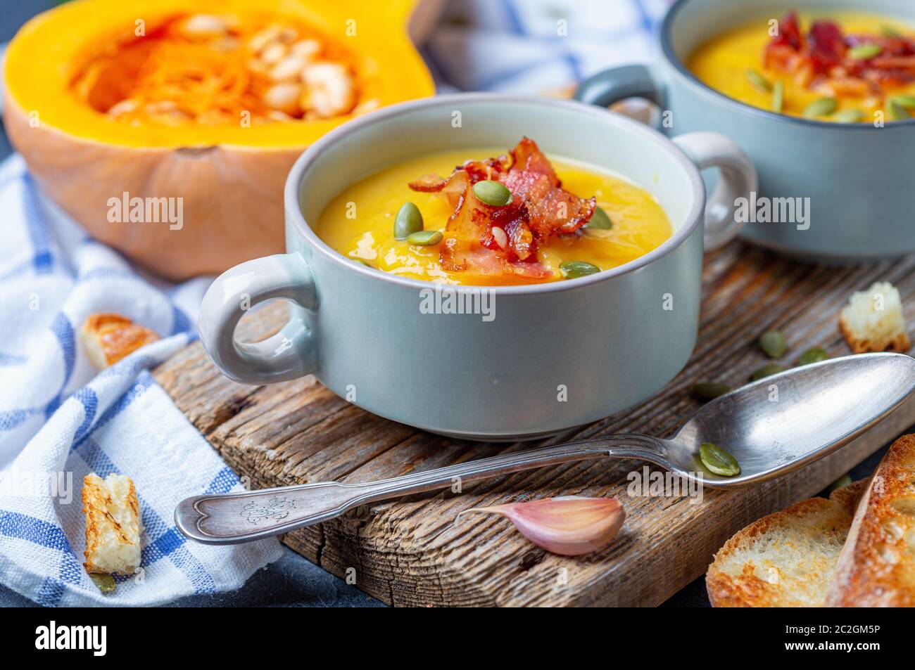 Zuppa di zucca con pancetta croccante da vicino. Foto Stock