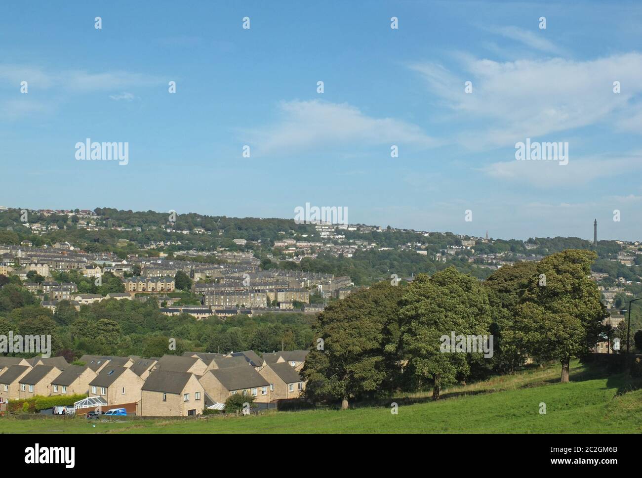Vista di halifax dall'alto circondata da campi e colline di pennine e un cielo estivo blu Foto Stock