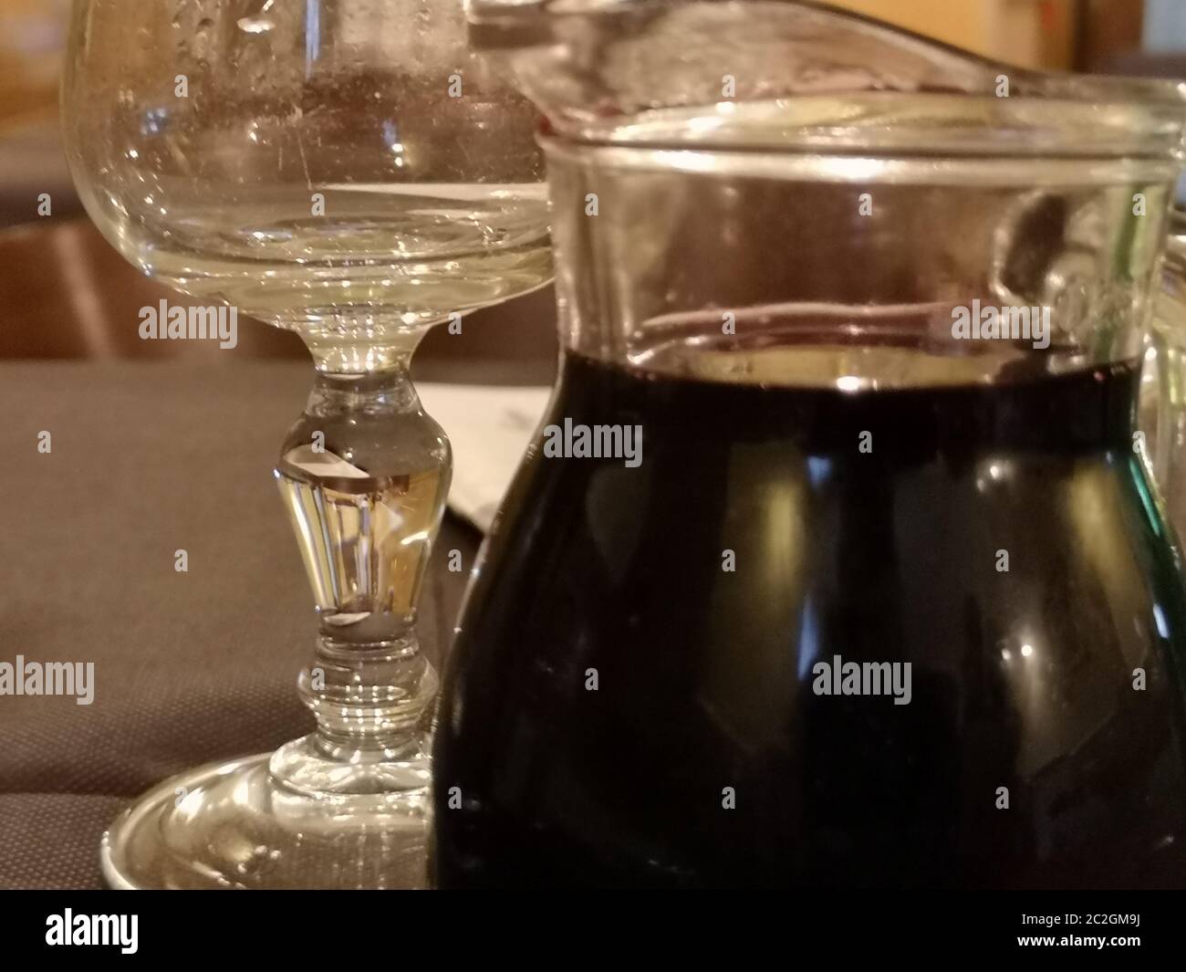 vino rosso in una caraffa e cestino di pane Foto Stock