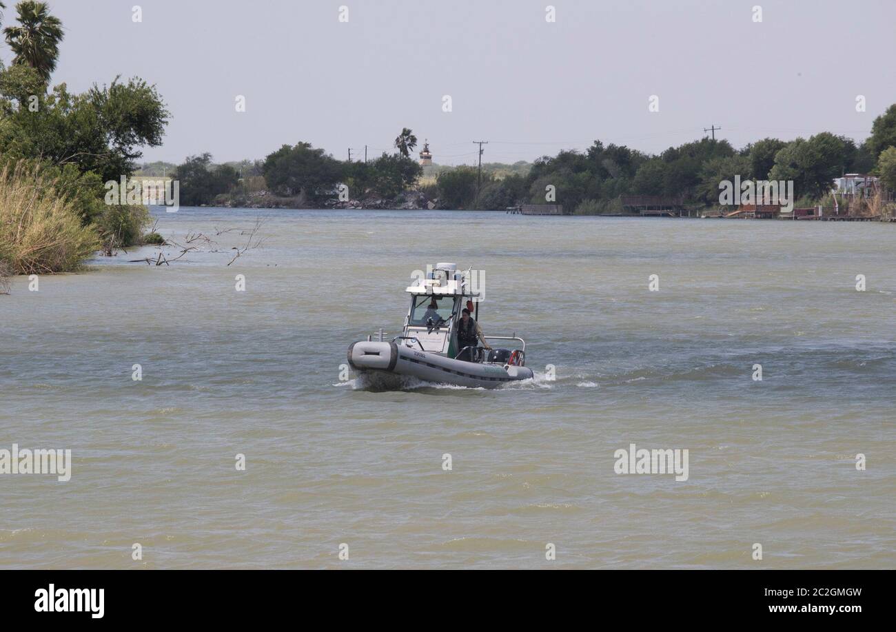 Weslaco, Texas USA, 12 aprile 2018: USA Il Border Patrol Boat pattuglia il fiume Rio Grande alla ricerca di immigrati clandestini che attraversano il Messico negli Stati Uniti. Il fiume costituisce il confine internazionale tra i due paesi. ©Bob Daemmrich Foto Stock