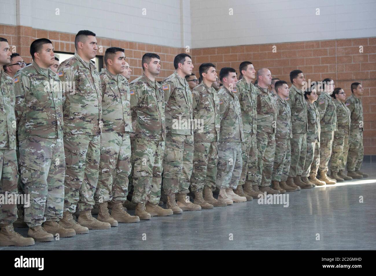 Weslaco, Texas 12 aprile 2018: Le truppe stanno all'attenzione di un'armeria della Guardia Nazionale nell'estremo sud del Texas mentre sentono le parole di incoraggiamento dal governatore Greg Abbott mentre si preparano per lo spiegamento al confine Texas-Messico. I soldati avranno un ruolo di sostegno con la pattuglia federale di frontiera e i soldati statali nel tentativo di rallentare l'immigrazione clandestina al confine meridionale degli Stati Uniti. ©Bob Daemmrich Foto Stock