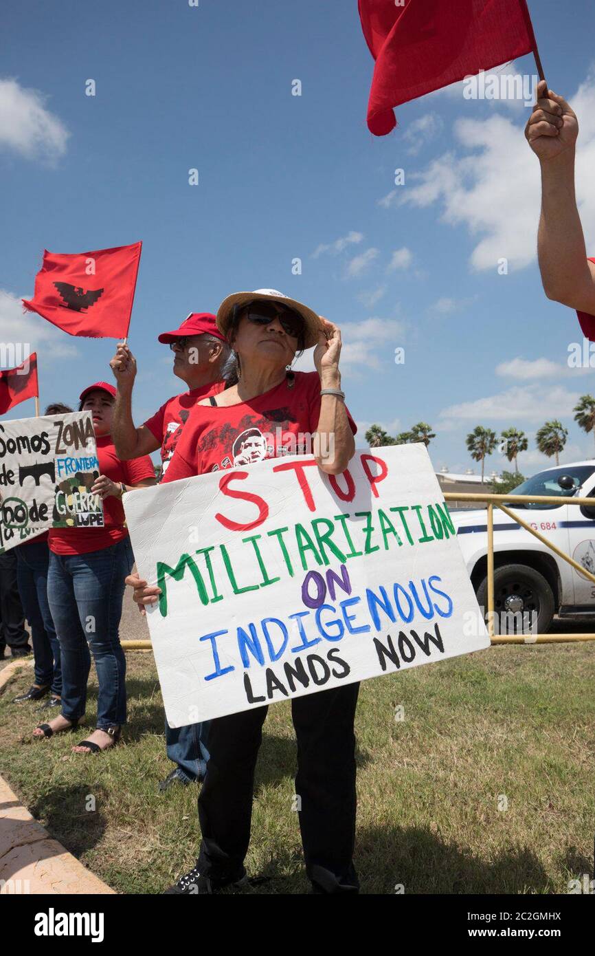 Weslaco, Texas USA< 12 aprile 2018: I manifestanti si oppongono a Gov. Greg Abbott ha dispiegato le truppe della Guardia Nazionale sul confine del Texas al di fuori dell'Armeria della Guardia a Weslaco. I membri della guardia assisteranno gli agenti federali di polizia di frontiera nel tentativo di rallentare l'immigrazione clandestina al confine meridionale degli Stati Uniti. I manifestanti si oppongono al governo che militarizza le loro città. ©Bob Daemmrich Foto Stock