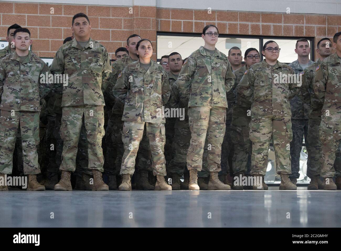 Weslaco, Texas 12 aprile 2018: Le truppe stanno all'attenzione di un'armeria della Guardia Nazionale nell'estremo sud del Texas mentre sentono le parole di incoraggiamento dal governatore Greg Abbott mentre si preparano per lo spiegamento al confine Texas-Messico. I soldati avranno un ruolo di sostegno con la pattuglia federale di frontiera e i soldati statali nel tentativo di rallentare l'immigrazione clandestina al confine meridionale degli Stati Uniti. ©Bob Daemmrich Foto Stock