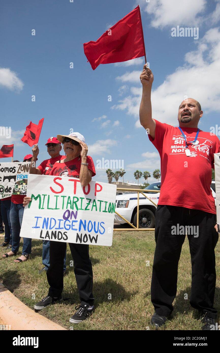 Weslaco, Texas USA< 12 aprile 2018: I manifestanti si oppongono a Gov. Greg Abbott ha dispiegato le truppe della Guardia Nazionale sul confine del Texas al di fuori dell'Armeria della Guardia a Weslaco. I membri della guardia assisteranno gli agenti federali di polizia di frontiera nel tentativo di rallentare l'immigrazione clandestina al confine meridionale degli Stati Uniti. I manifestanti si oppongono al governo che militarizza le loro città. ©Bob Daemmrich Foto Stock