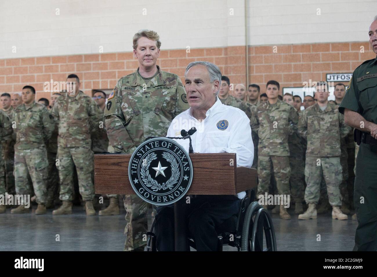 Weslaco, Texas USA, 12 aprile 2018: Texas Gov. Greg Abbott parla con le truppe della Guardia Nazionale presso l'armeria della Guardia Nazionale nell'estremo sud del Texas mentre si preparano per lo schieramento al vicino confine Texas-Messico. I soldati avranno un ruolo di sostegno con la pattuglia federale di frontiera e i soldati statali che tenteranno di arginare l'immigrazione clandestina al confine meridionale degli Stati Uniti. ©Bob Daemmrich Foto Stock