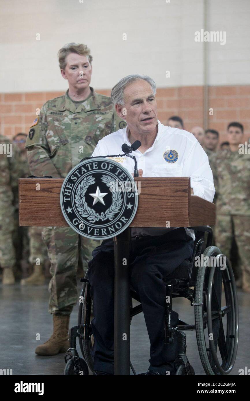 Weslaco, Texas USA, 12 aprile 2018: Texas Gov. Greg Abbott parla con le truppe della Guardia Nazionale presso l'armeria della Guardia Nazionale nell'estremo sud del Texas mentre si preparano per lo schieramento al vicino confine Texas-Messico. I soldati avranno un ruolo di sostegno con la pattuglia federale di frontiera e i soldati statali che tenteranno di arginare l'immigrazione clandestina al confine meridionale degli Stati Uniti. ©Bob Daemmrich Foto Stock