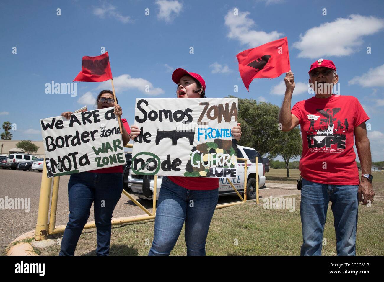 Weslaco, Texas USA< 12 aprile 2018: I manifestanti si oppongono a Gov. Greg Abbott ha dispiegato le truppe della Guardia Nazionale sul confine del Texas al di fuori dell'Armeria della Guardia a Weslaco. I membri della guardia assisteranno gli agenti federali di polizia di frontiera nel tentativo di rallentare l'immigrazione clandestina al confine meridionale degli Stati Uniti. I manifestanti si oppongono al governo che militarizza le loro città. ©Bob Daemmrich Foto Stock