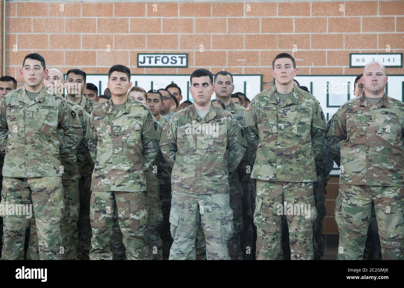 Weslaco, Texas 12 aprile 2018: Le truppe stanno all'attenzione di un'armeria della Guardia Nazionale nell'estremo sud del Texas mentre sentono le parole di incoraggiamento dal governatore Greg Abbott mentre si preparano per lo spiegamento al confine Texas-Messico. I soldati avranno un ruolo di sostegno con la pattuglia federale di frontiera e i soldati statali nel tentativo di rallentare l'immigrazione clandestina al confine meridionale degli Stati Uniti. ©Bob Daemmrich Foto Stock