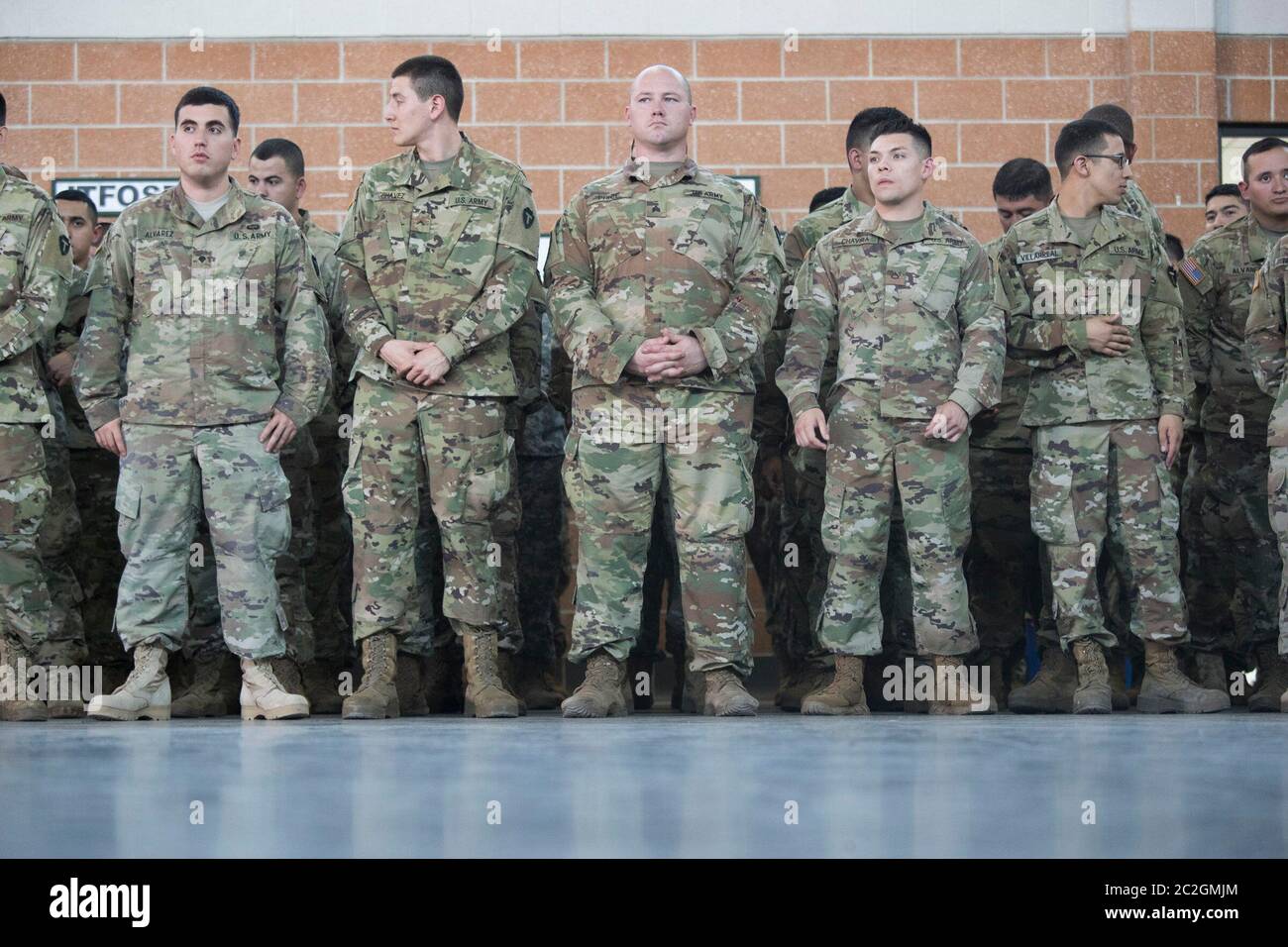 Weslaco, Texas 12 aprile 2018: Le truppe stanno all'attenzione di un'armeria della Guardia Nazionale nell'estremo sud del Texas mentre sentono le parole di incoraggiamento dal governatore Greg Abbott mentre si preparano per lo spiegamento al confine Texas-Messico. I soldati avranno un ruolo di sostegno con la pattuglia federale di frontiera e i soldati statali nel tentativo di rallentare l'immigrazione clandestina al confine meridionale degli Stati Uniti. ©Bob Daemmrich Foto Stock