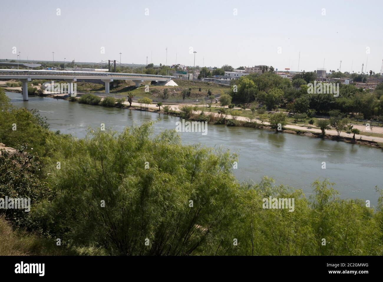 Roma, Texas 13 aprile 2018: Il Rio Grande scorre verso sud tra le scogliere di Roma e la città messicana di Ciudad Miguel Aleman sulla destra. ©Bob Daemmrich Foto Stock