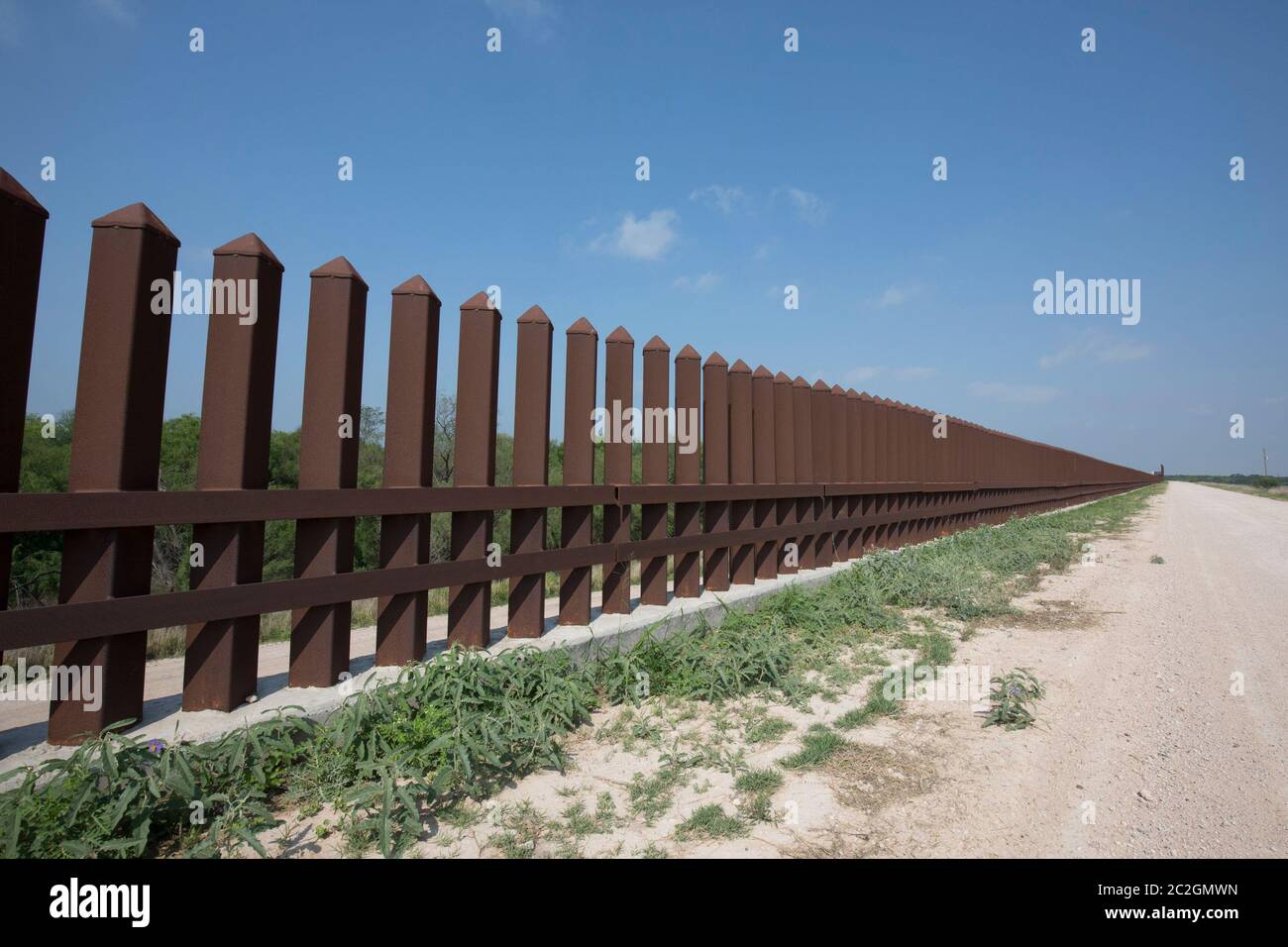 Hidalgo County, Texas 13 aprile 2018: Una parte incompiuta della barriera di confine senza cancello si trova sul Rio Grande River Levee nella contea occidentale di Hidalgo, sul lato del Texas, al confine tra Stati Uniti e Messico. ©Bob Daemmrich Foto Stock