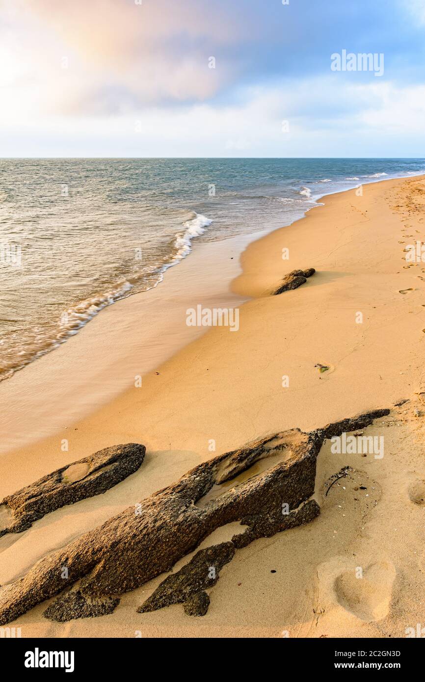 Spiaggia deserta e paradisiaca sull'Isola di Ilhabela nel tardo pomeriggio Foto Stock