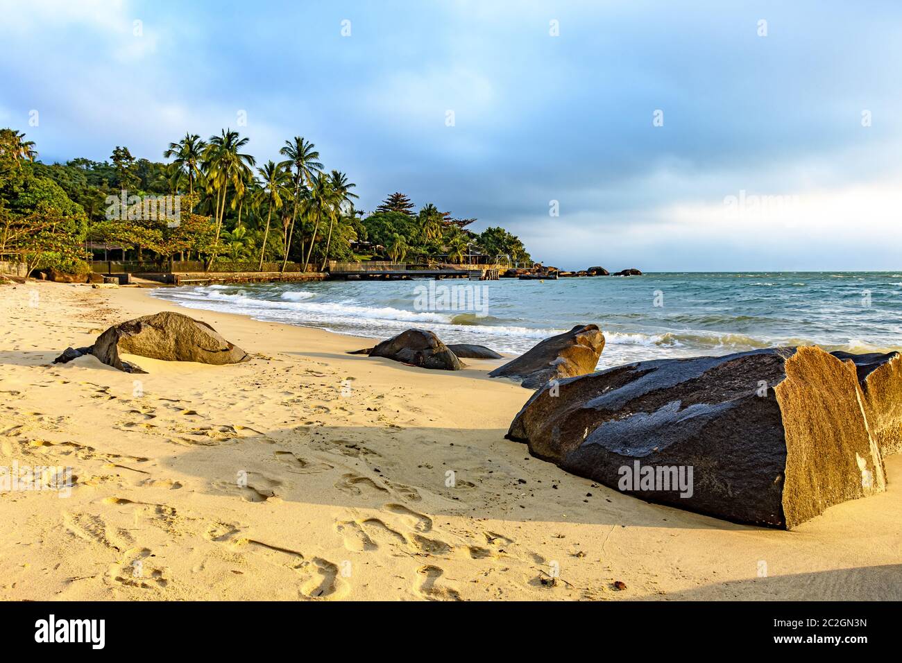 Spiaggia sull'isola di Ilhabela uno dei principali punti turistici della costa del Brasile Foto Stock
