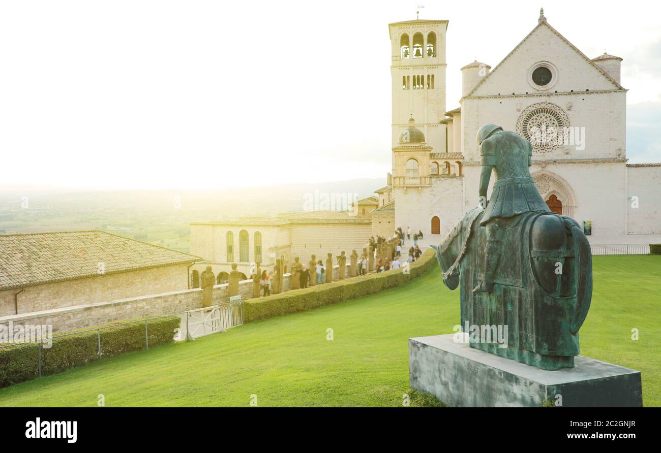 Famosa Basilica di San Francesco di Assisi al tramonto, Umbria, Italia. Foto Stock