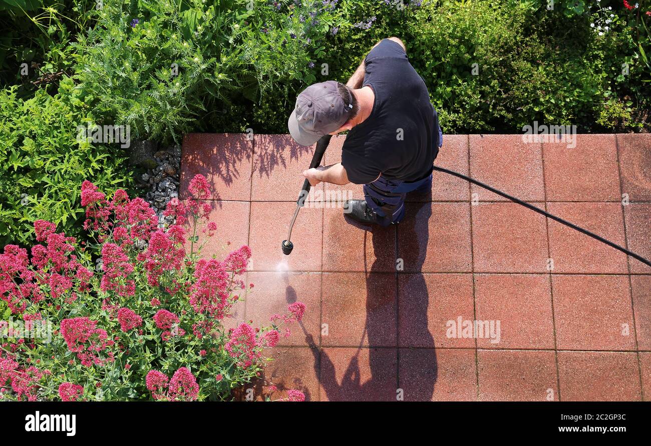 Pulizia di lastre di pietra con il pulitore ad alta pressione Foto Stock