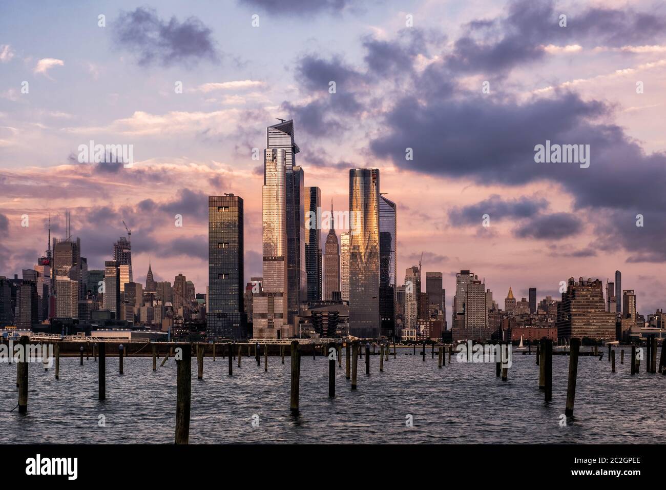 Tramonto sullo skyline di Hudson Yards del centro di Manhattan con vista dal fiume Hudson Foto Stock