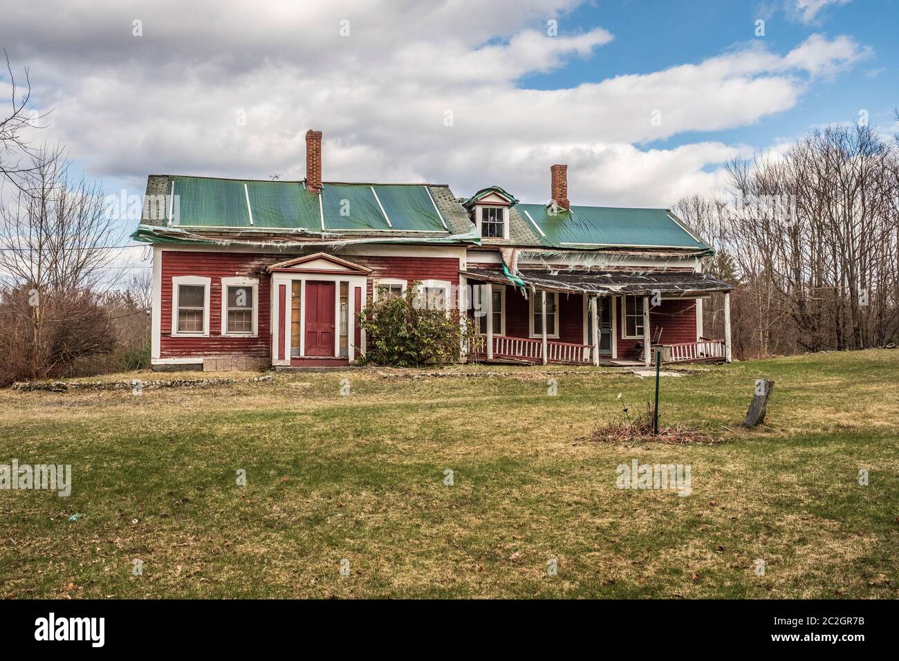 Una vecchia casa colonica a Phillipston, Massachusetts, in necessità di riparazione Foto Stock