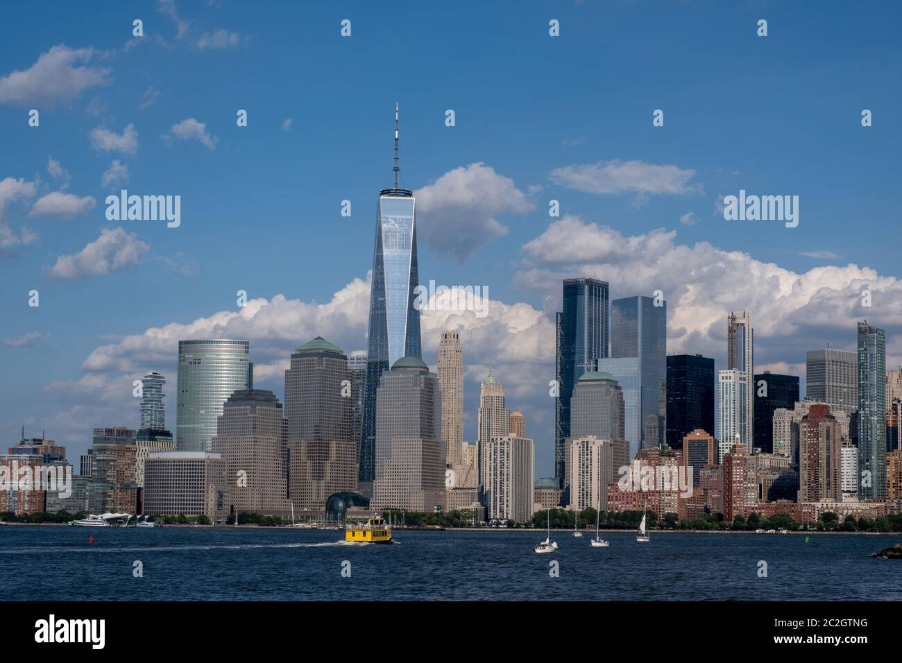 Skyline di Lower Manhattan con barca e traghetto sul fiume Hudson, vista dal Liberty state Park a fine estate Foto Stock