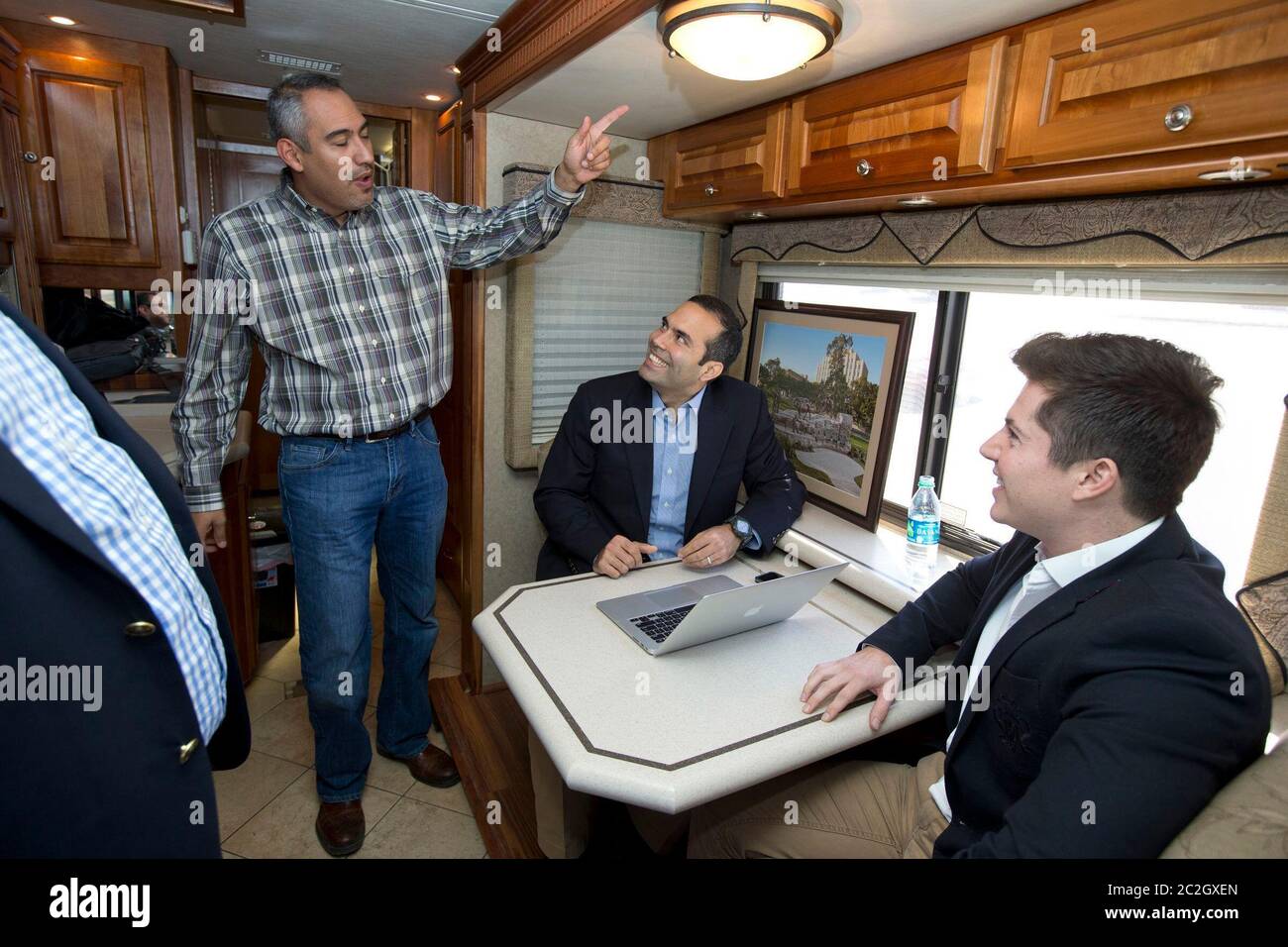 Hidalgo Texas USA, febbraio 13 2014: George P. Bush parla al suo staff durante la campagna durante il suo tour in autobus nel sud del Texas. Bush, 37 anni, è il figlio di Florida Gov. Jeb Bush, nipote dell'ex presidente americano George W. Bush, e nipote dell'ex presidente americano George H.W. Bush. Sta facendo la sua prima corsa per l'ufficio pubblico sul biglietto repubblicano per il Texas Land Commissioner. ©Bob Daemmrich Foto Stock