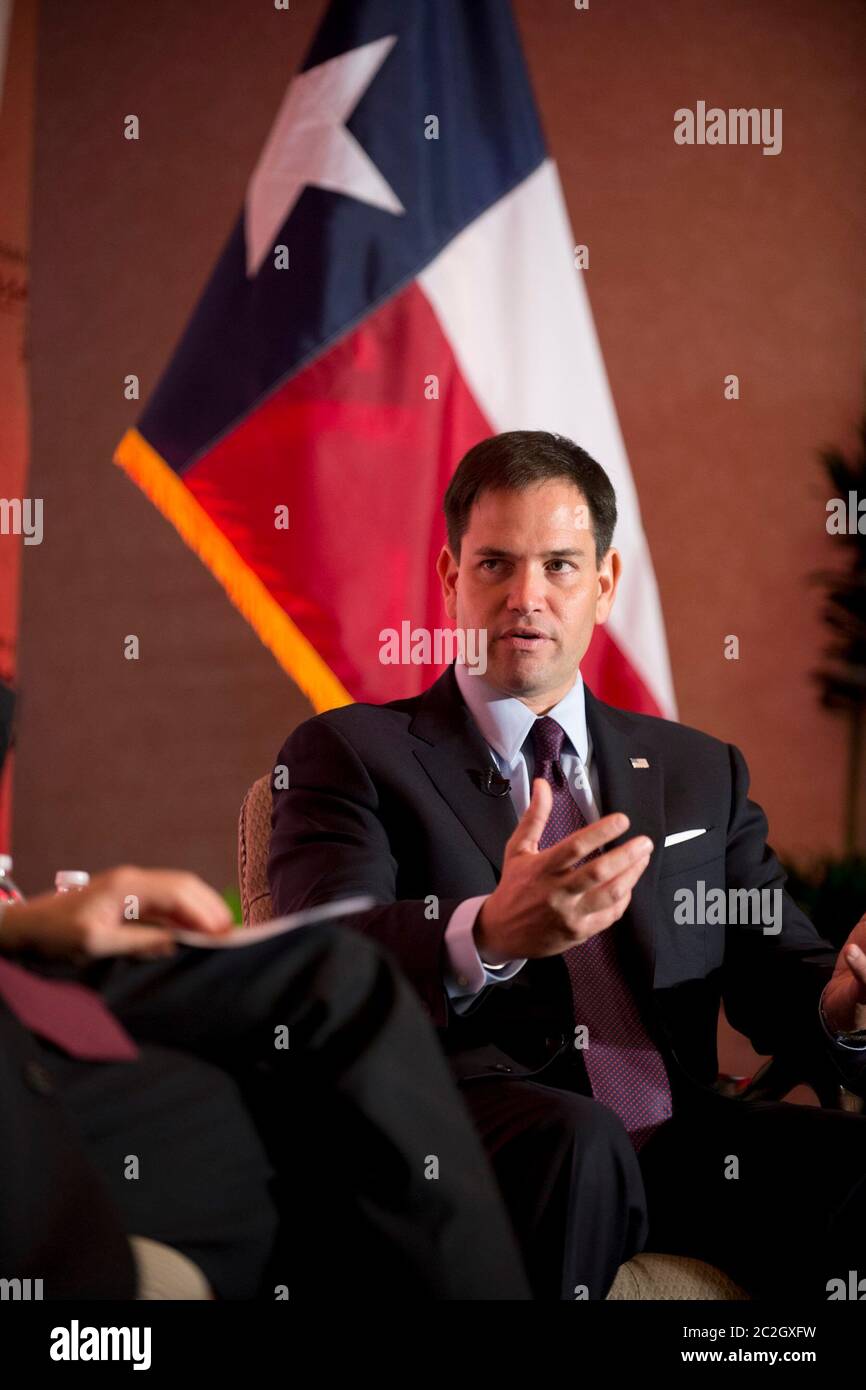 San Antonio Texas USA, 15 2014 aprile: Il Sen. Americano Marco Rubio della Florida, un cubano-americano nativo di Miami, parla con i dirigenti d'azienda durante una conferenza aziendale. Rubio, spesso chiamato il principe della corona del movimento del Partito del tè, è visto come un possibile candidato presidenziale del 2016. ©Bob Daemmrich Foto Stock