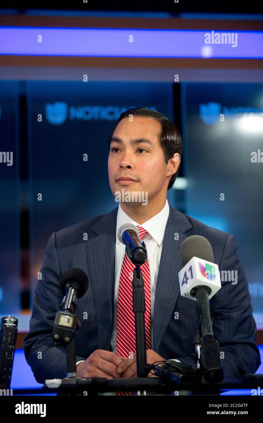 San Antonio Texas USA, 15 aprile 2014: Julian Castro, sindaco di San Antonio, parla a una conferenza stampa dopo essere stato toccato dal presidente Barack Obama come il prossimo segretario del governo per l'edilizia abitativa e lo sviluppo urbano (HUD). ©Bob Daemmrich Foto Stock