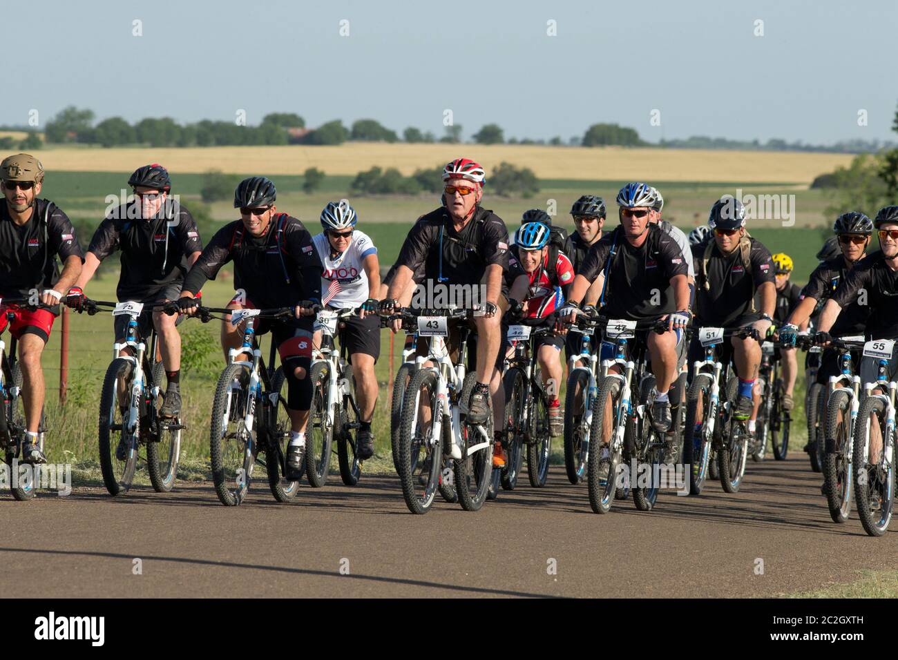 Crawford Texas USA, 2 2014 maggio: L'ex presidente George W. Bush guida un pacco di ciclisti attraverso il suo Prairie Chapel Ranch fuori Crawford nel quarto Guerriero ferito annuale 100K. L'evento di tre giorni ha visto la partecipazione di 17 soldati americani feriti in un recente combattimento in Iraq e Afghanistan. ©Bob Daemmrich Foto Stock