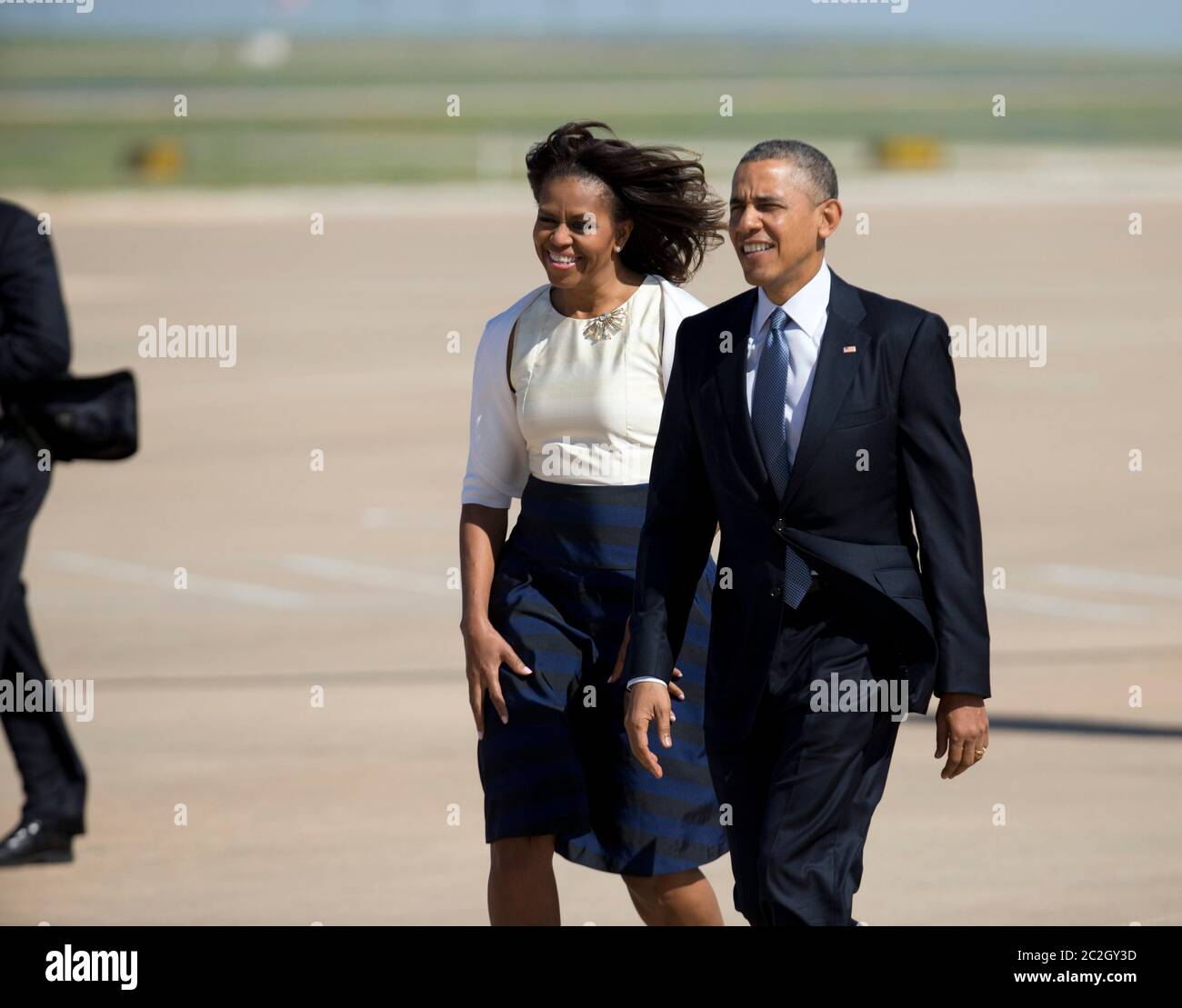 Austin Texas USA, 10 2014 aprile: Il presidente Barack Obama e la First Lady Michelle Obama arrivano all'aeroporto di Austin per una apparizione al LBJ Civil Rights Summit alla LBJ Library. Obama è uno dei quattro presidenti viventi invitati a parlare alla conferenza. ©Bob Daemmrich Foto Stock