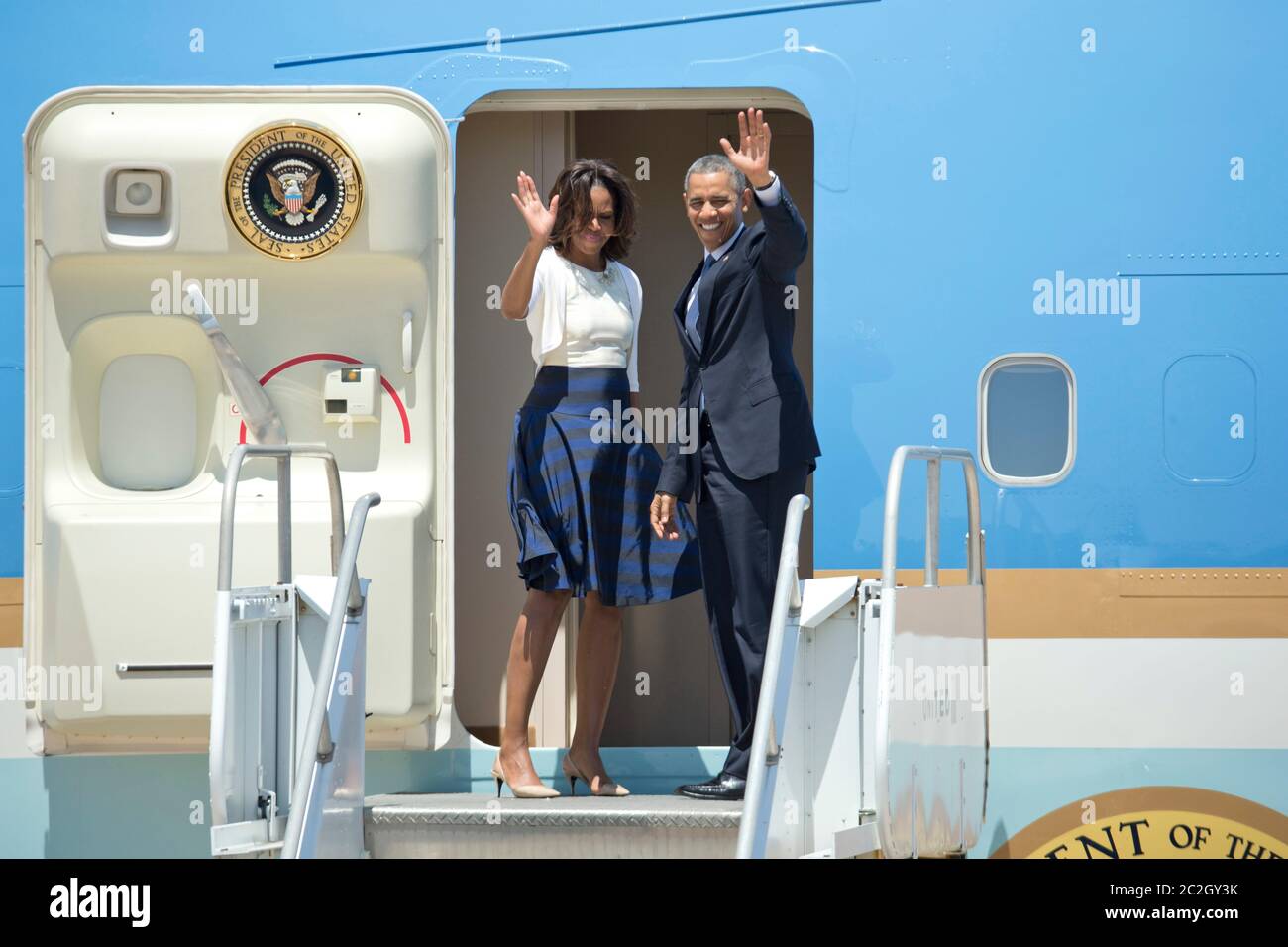 Austin Texas USA, aprile 10 2014: Il presidente Barack Obama e la First Lady Michelle Obama si sono allontanati dall'aeroporto di Austin dopo essere comparsi al LBJ Civil Rights Summit alla LBJ Library. Obama è uno dei quattro presidenti viventi invitati a parlare alla conferenza. ©Bob Daemmrich Foto Stock