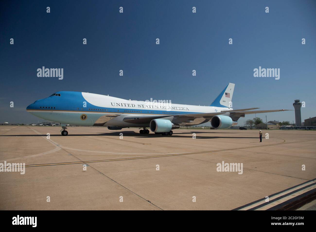 Austin Texas USA, 10 2014 aprile: Il Presidente Barack Obama e la First Lady Michelle Obama arrivano in Air Force One all'aeroporto di Austin per un'apparizione al LBJ Civil Rights Summit alla LBJ Library. Obama è uno dei quattro presidenti viventi invitati a parlare alla conferenza. ©Bob Daemmrich Foto Stock