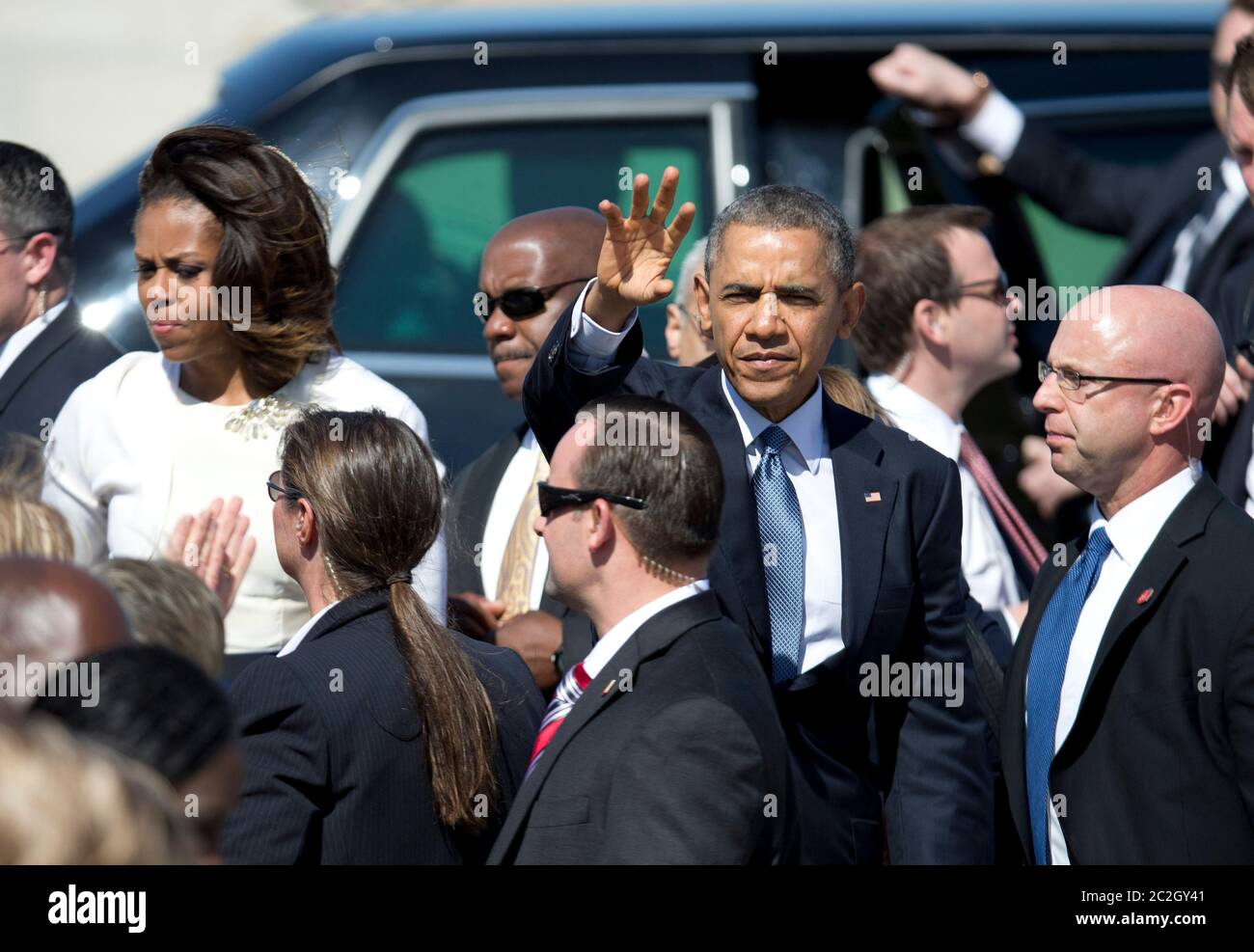 Austin Texas USA, 10 2014 aprile: Il presidente Barack Obama e la First Lady Michelle Obama arrivano all'aeroporto di Austin per una apparizione al LBJ Civil Rights Summit alla LBJ Library. Obama è uno dei quattro presidenti viventi invitati a parlare alla conferenza. ©Bob Daemmrich Foto Stock