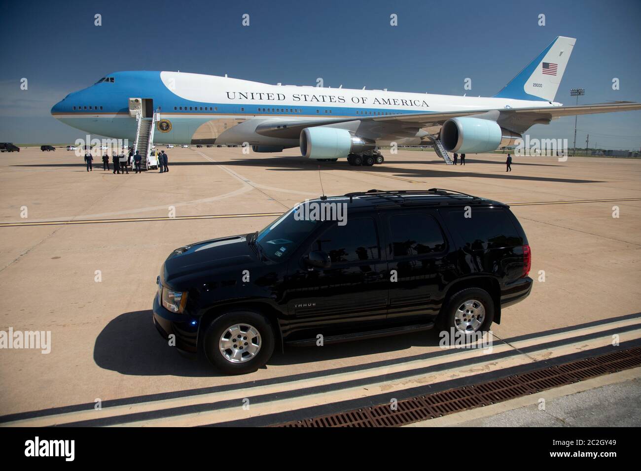 Austin Texas USA, aprile 10 2014: Agenti di Servizio segreti aspettano sul tarmac come il presidente Barack Obama e la prima signora Michelle Obama arrivano su Air Force One all'aeroporto di Austin per una apparizione al LBJ Civil Rights Summit alla LBJ Library. ©Bob Daemmrich Foto Stock