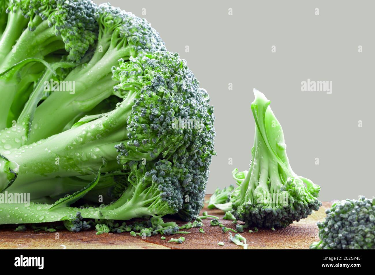 Broccoli freschi, tagliati su tavola di legno. Primo piano. Foto Stock