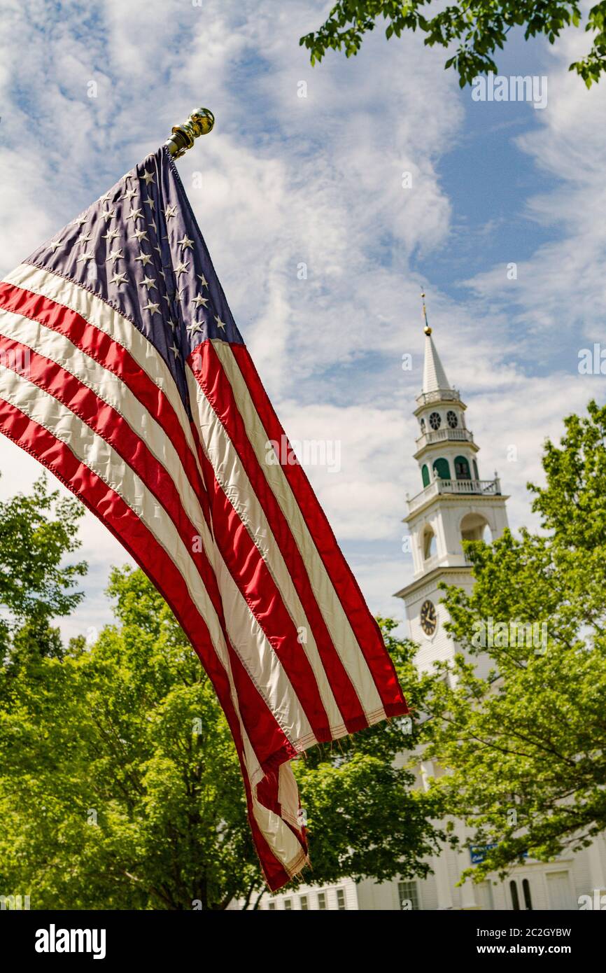 Bandiera americana che vola sul Templeton Town Common Foto Stock