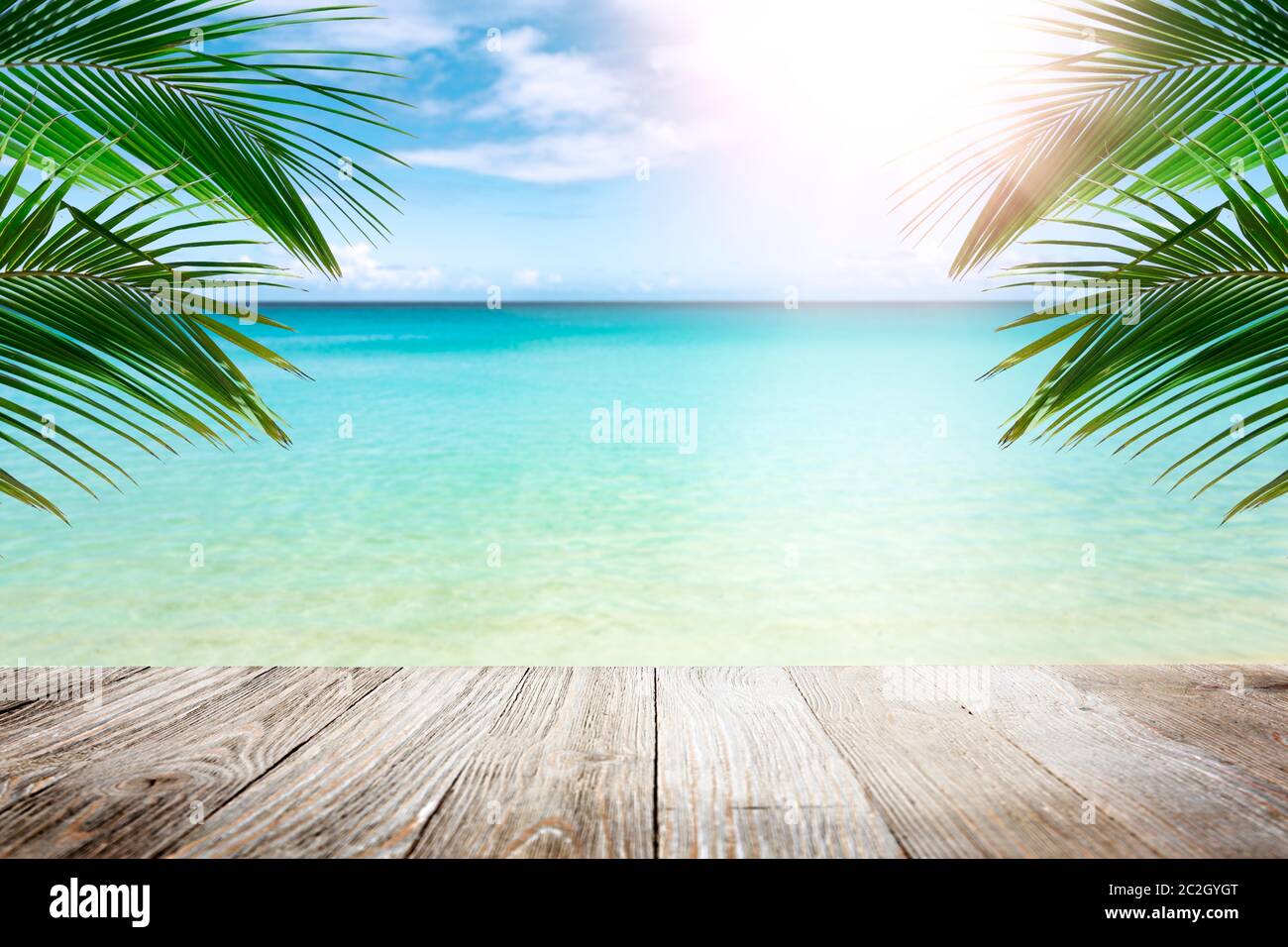 Spiaggia tropicale soleggiata con palme Foto Stock