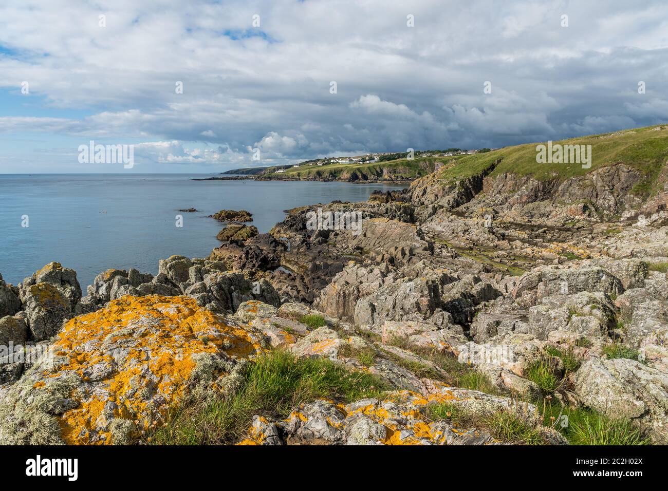 Una vista lungo la costa per insenarsi. Foto Stock