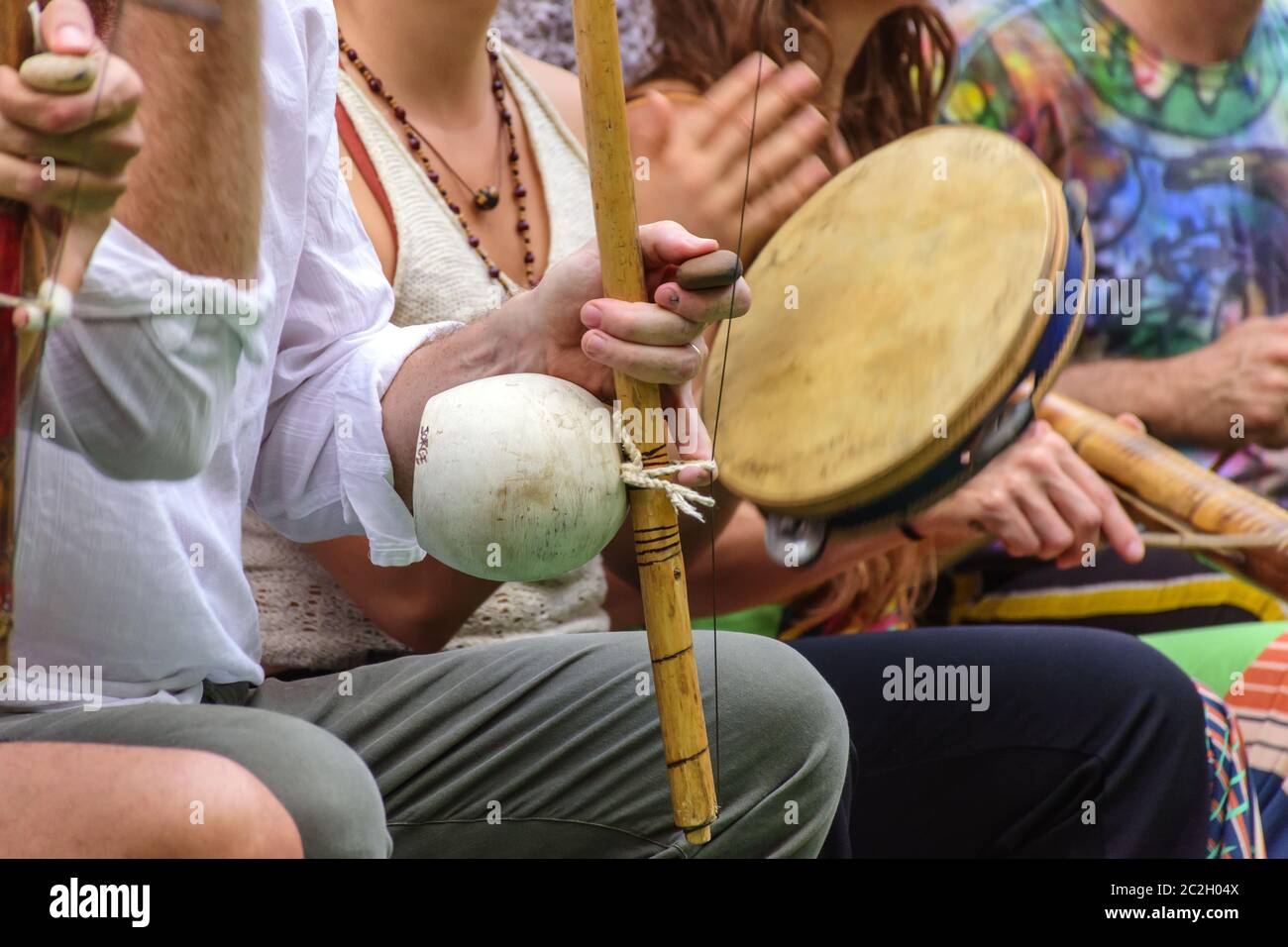 Il brasiliano berimbau e altri strumenti player durante la presentazione di capoeira Foto Stock Il brasiliano berimbau e altri strumenti player durante la presentazione di capoeira Foto Stock