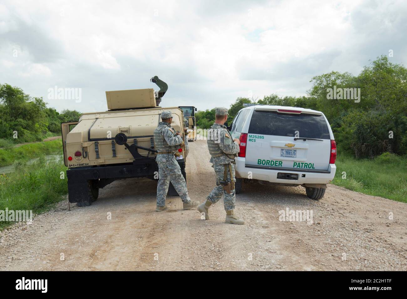 Hidalgo Texas USA, 25 2014 settembre: Le truppe della Guardia Nazionale fanno un cambio di turno sul Rio Grande levee vicino al Parco Anzalduas a Granjeno, a sud della Missione nella contea di Hidalgo. Il governatore del Texas Rick Perry ordinò alle truppe di frontiera di integrare gli agenti federali preposti all'applicazione della legge in un numero crescente di immigrati clandestini che attraversavano il confine dal Messico al Texas. ©Bob Daemmrich Foto Stock