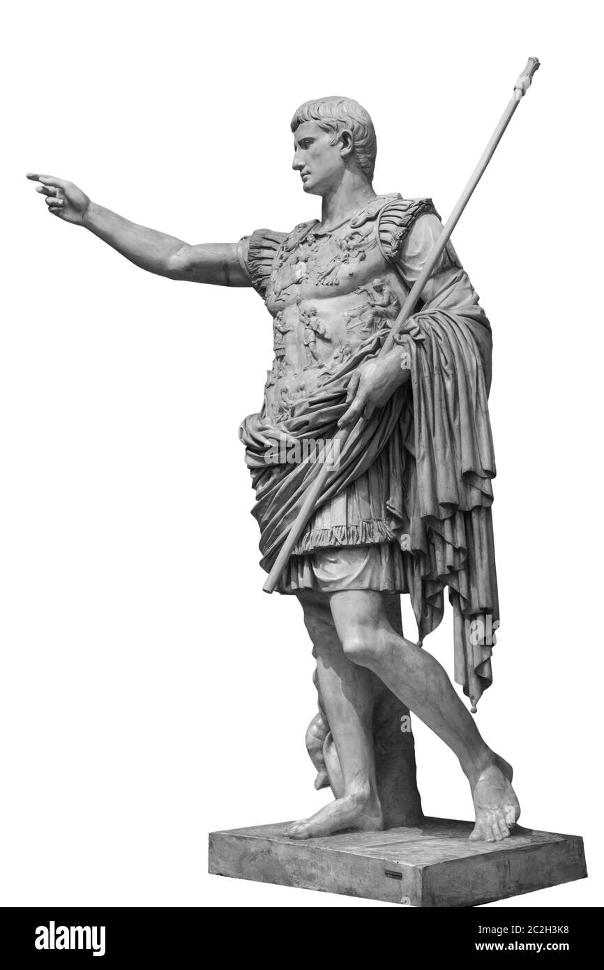 Cesare Augusto, primo imperatore dell'antica Roma. Statua monumentale in bronzo nel centro di Roma isolata su sfondo bianco Foto Stock
