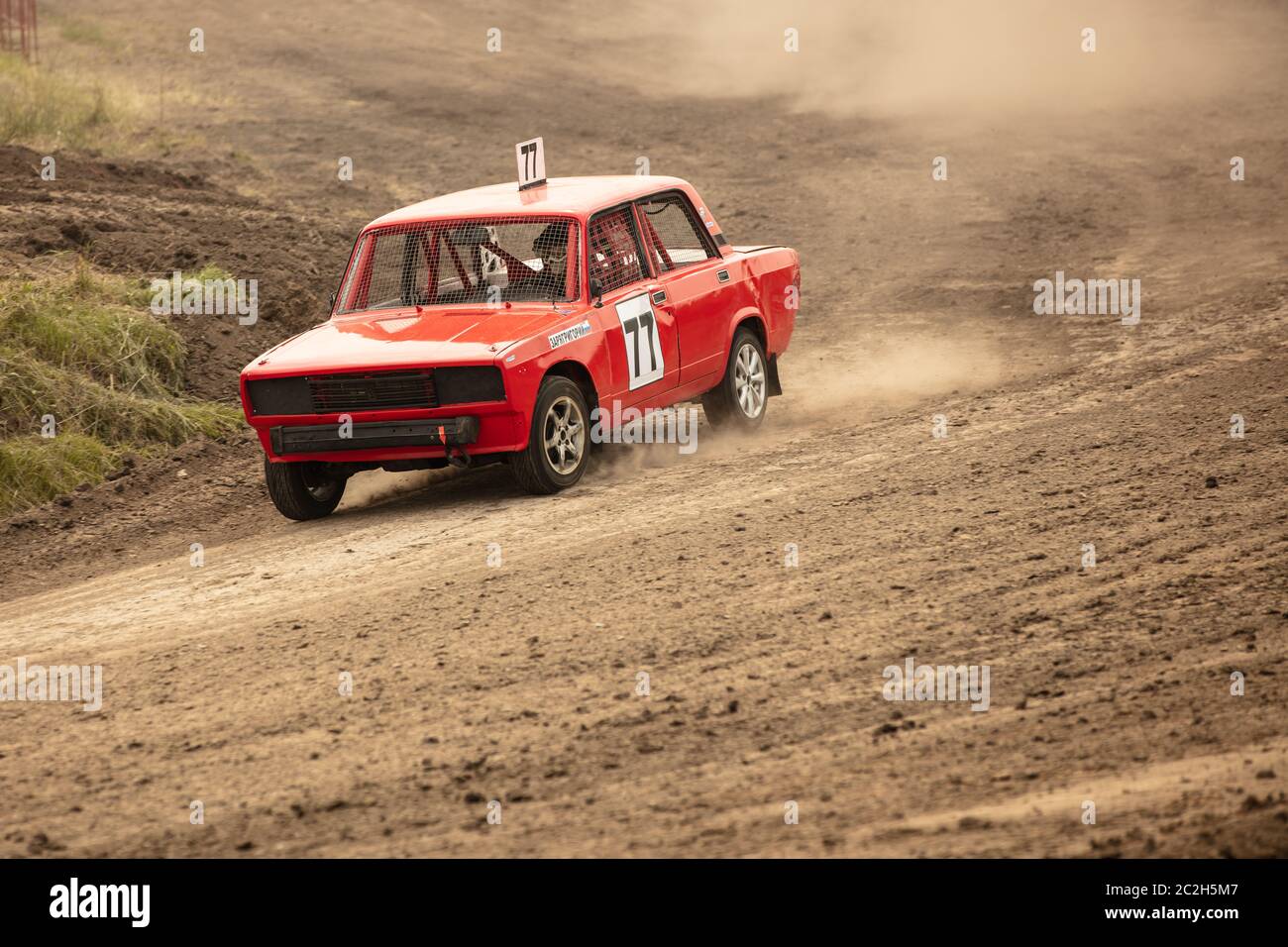 Rally tradizionale. La vettura da corsa si muove in una curva ripida, scattering, spruzzando sporcizia, polvere. Estremo Foto Stock