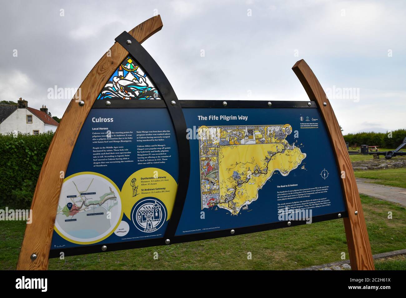Grande bacheca di informazioni decorative per la Via del Pilgrim in uno dei punti di partenza a Culross, Fife, Scozia, a una lunga distanza a piedi da St Andrews Foto Stock