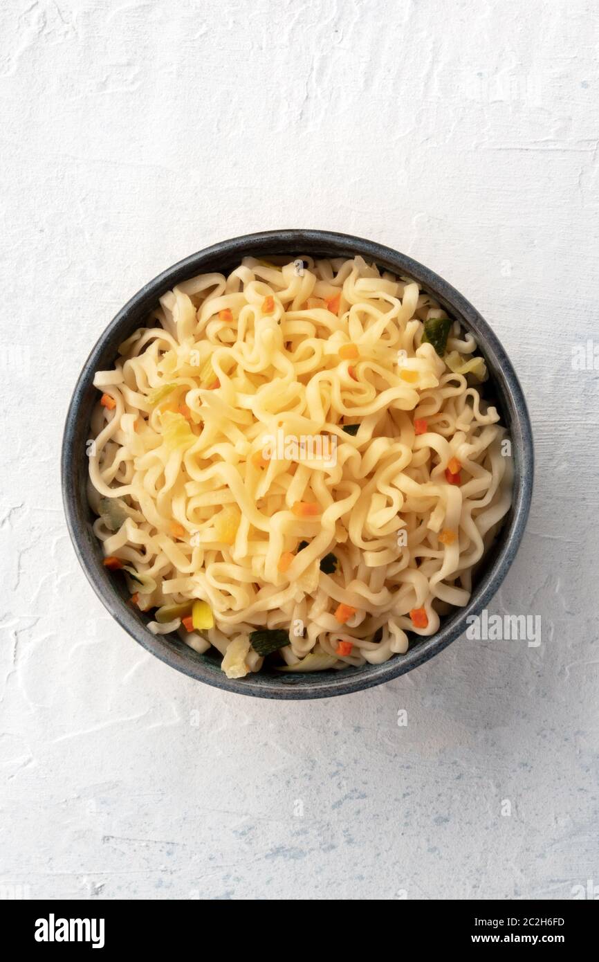 Instant Soba Noodles con carota, girato dalla parte superiore con spazio di copia Foto Stock