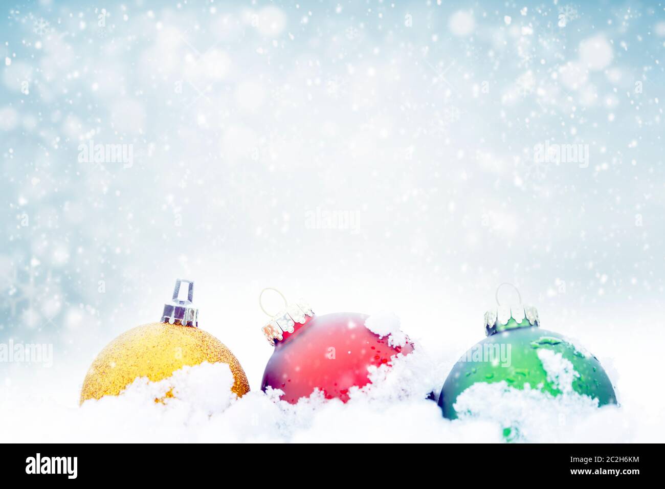 Sfondo di Natale con le palline e fiocchi di neve Foto Stock