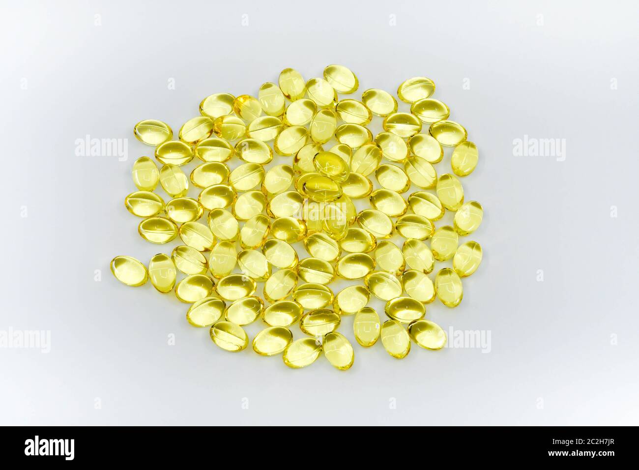 Capsule di olio di pesce isolate su uno sfondo bianco Foto Stock