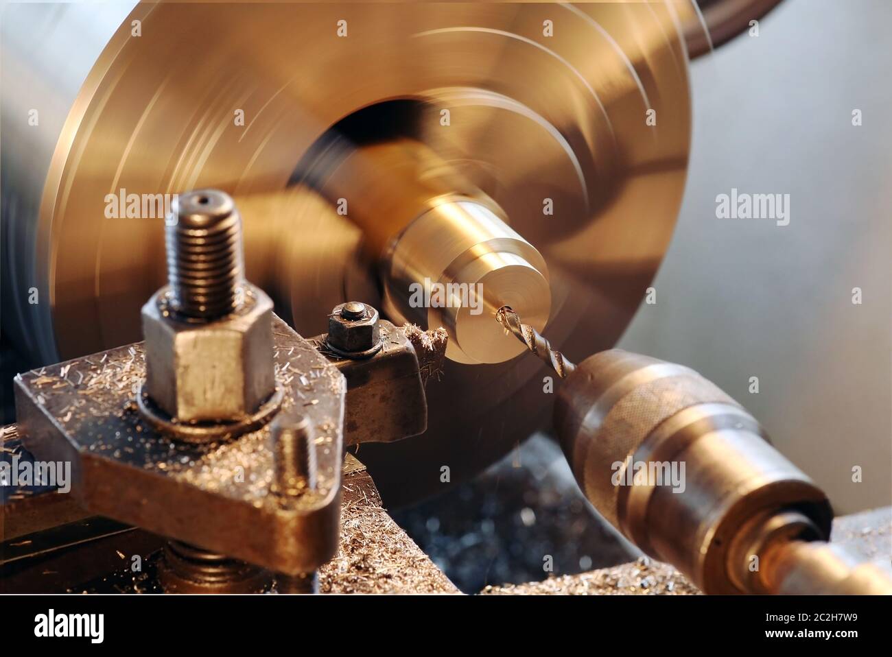 La produzione di un pezzo in lavorazione su tornio Foto Stock