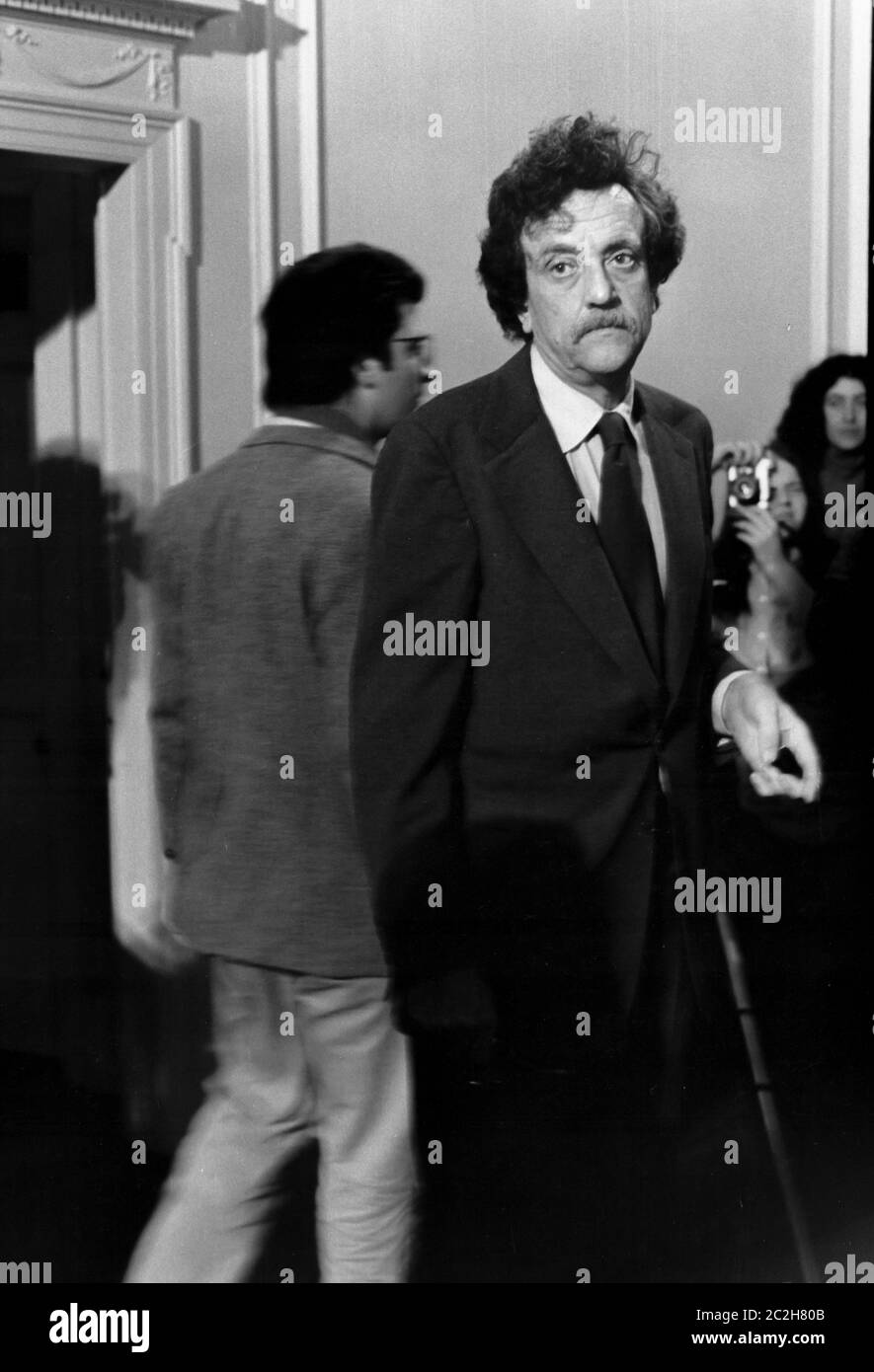 Kurt Vonnegut che si è fatto un'uscita a Boston, 1979 Foto Stock