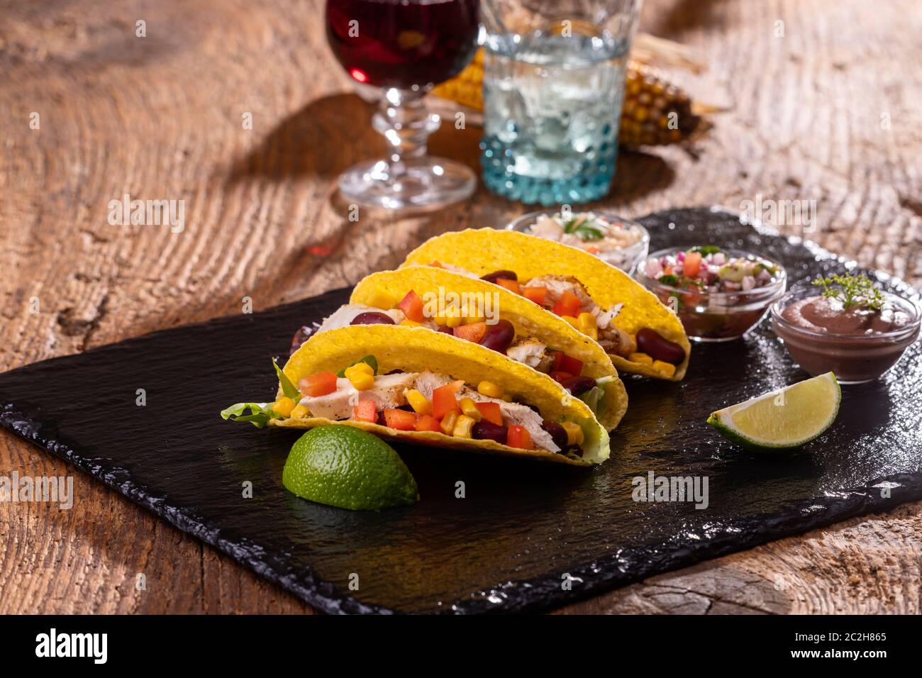 Tacos messicani ingredienti con carnitas di maiale, tortillas, avocado,  cipolla, coriandolo in Città del Messico Foto stock - Alamy