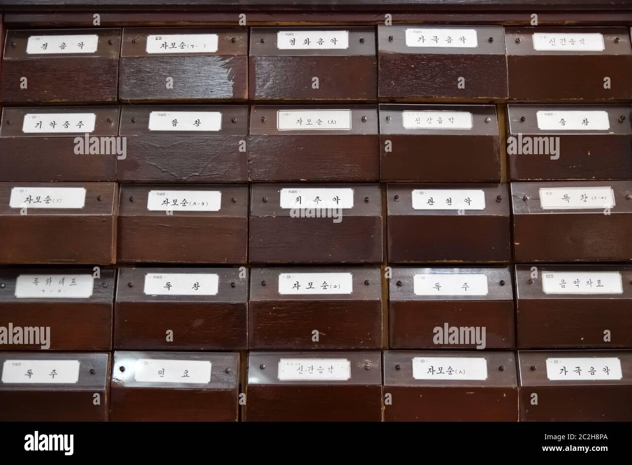 Pyongyang, Corea del Nord - 29 aprile 2019: Gabinetto con archivio nella Casa di Studio del Grande Popolo a Pyongyang. Foto Stock