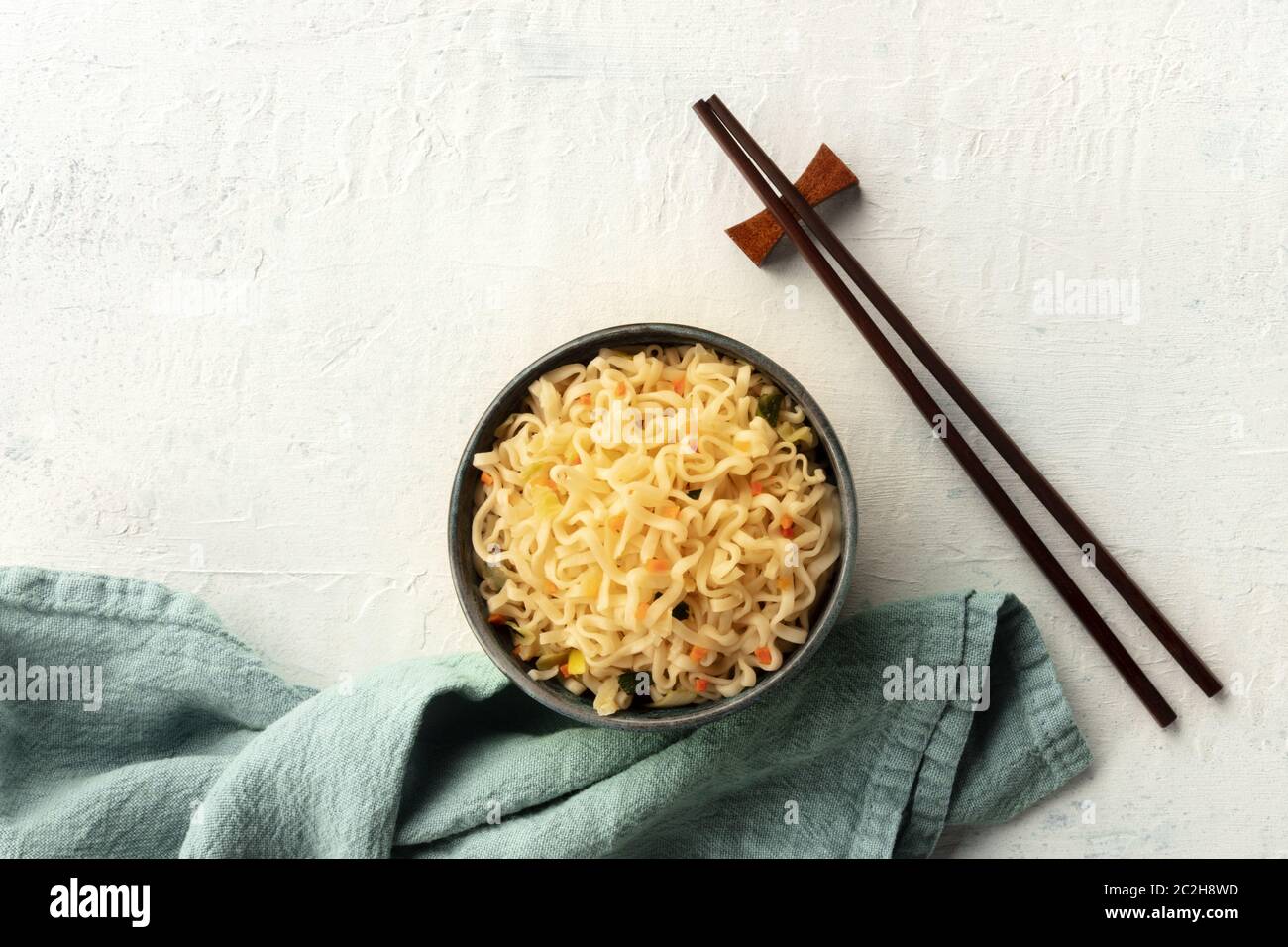 Instant Soba Noodles con carota, girato dalla parte superiore con bacchette e spazio di copia Foto Stock